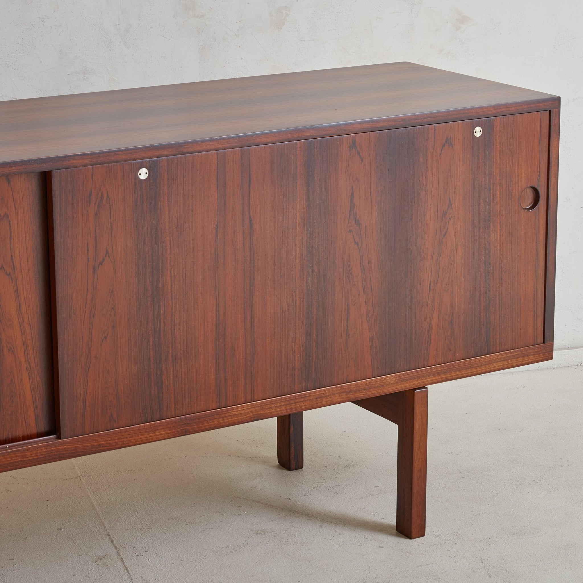 ヘンリー川原 - アトランティス・レッド サイバーオカルト RY26' Rosewood Sideboard by Hans J. Wegner for Ry Møbler, Denmark 1950
