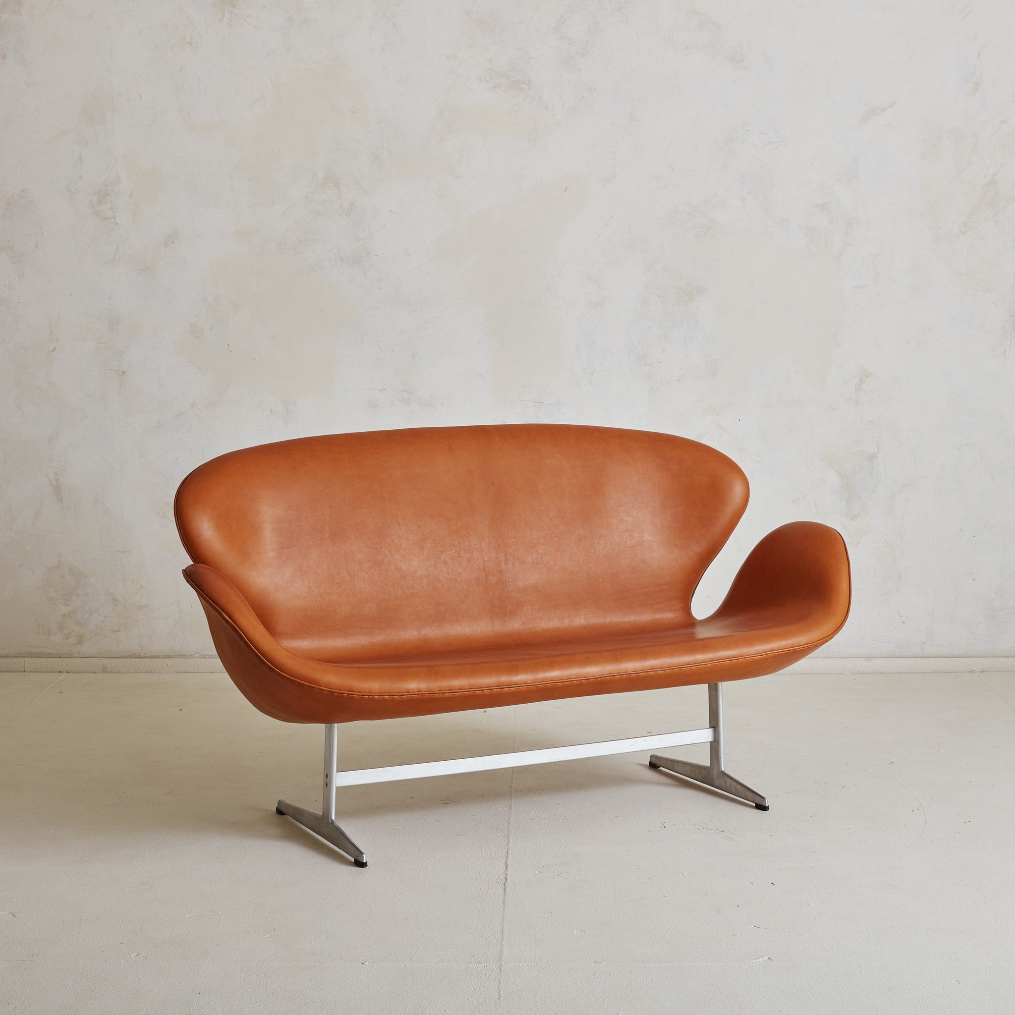 Cognac Leather Swan Sofa Model 3321 by Arne Jacobsen
